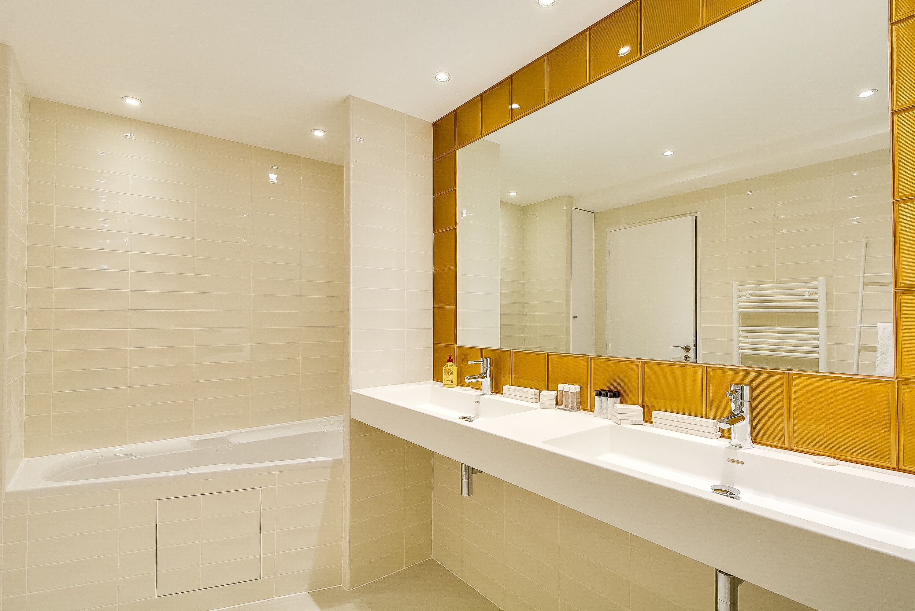 Ensemble douche/baignoire, articles de toilette gratuits, sèche-cheveux