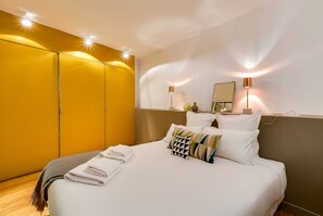 3 chambres, chambres insonorisées, fer et planche à repasser