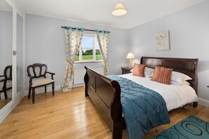 5 quartos, escrivaninha, ferros/tábuas de passar roupa