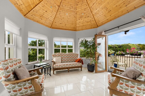 Smart TV, fireplace, video games, foosball - Idyllic, self catering holiday home, close to the village of Adare,. Limerick. (Limerick)