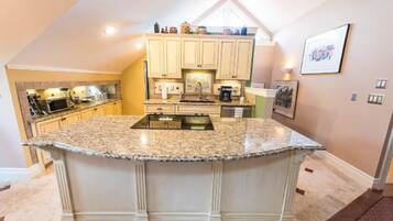 Grand réfrigérateur, micro-ondes, four, plaque de cuisson