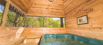 Private log cabin Chalet at the foot of the Smoky Mountains