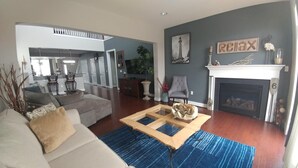 Ein Wohnzimmer mit Sofa, Couchtisch und Kamin.