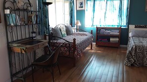 WiFi, bed sheets - "The land of Sunshine" - fantastic ocean views, peaceful, romantic getaway (Honokaa)