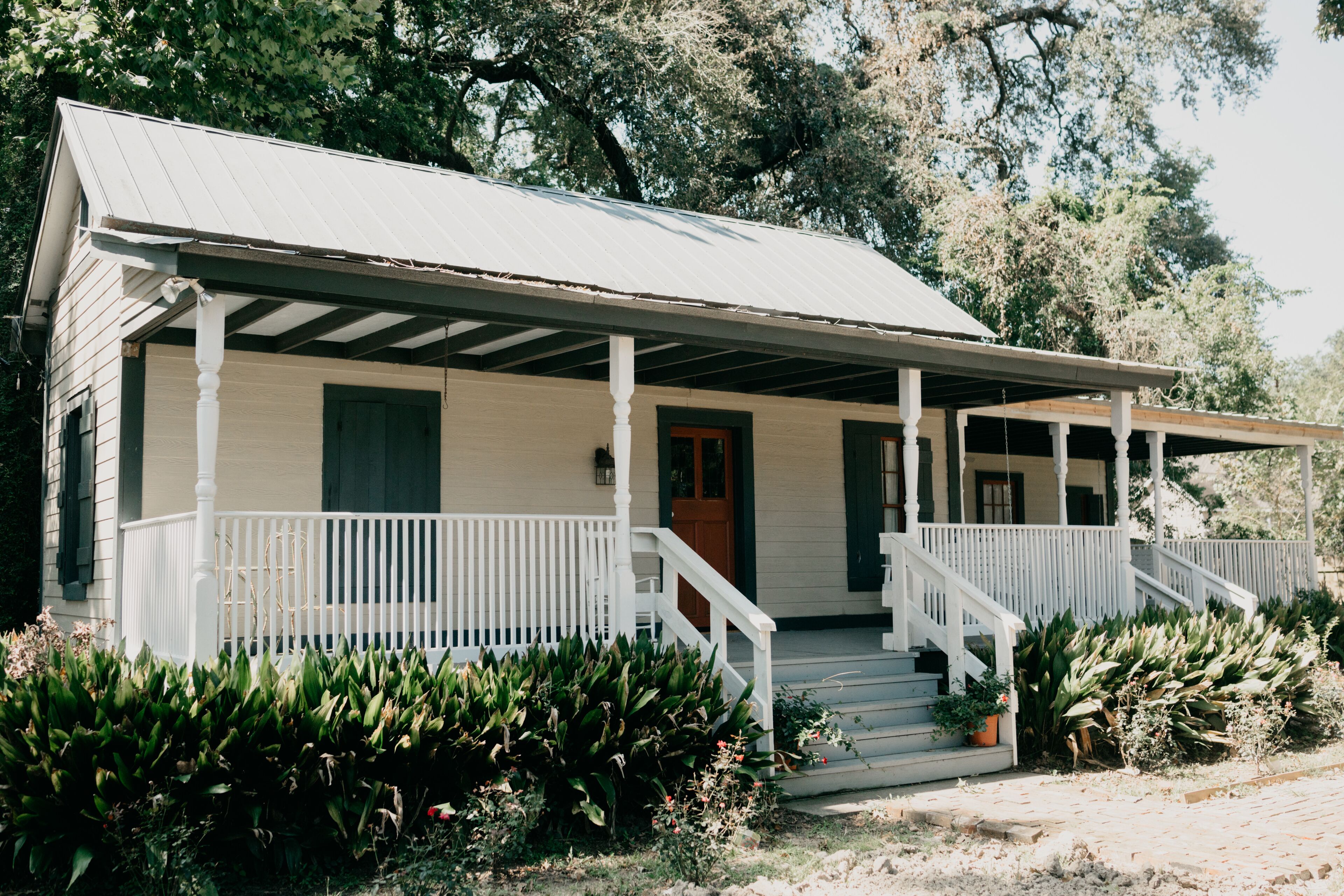 Cozy Cajun Cabin two blocks from the Parade Route or Downtown Lafayette