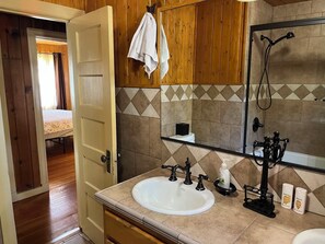 Bañera con ducha, secador de pelo, toallas, jabón