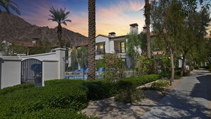 A resort with a pool, palm trees, and a mountain backdrop. - Winter dates going fast! Beautifully renovated 3bd/3bth poolside, mountain views (La Quinta)