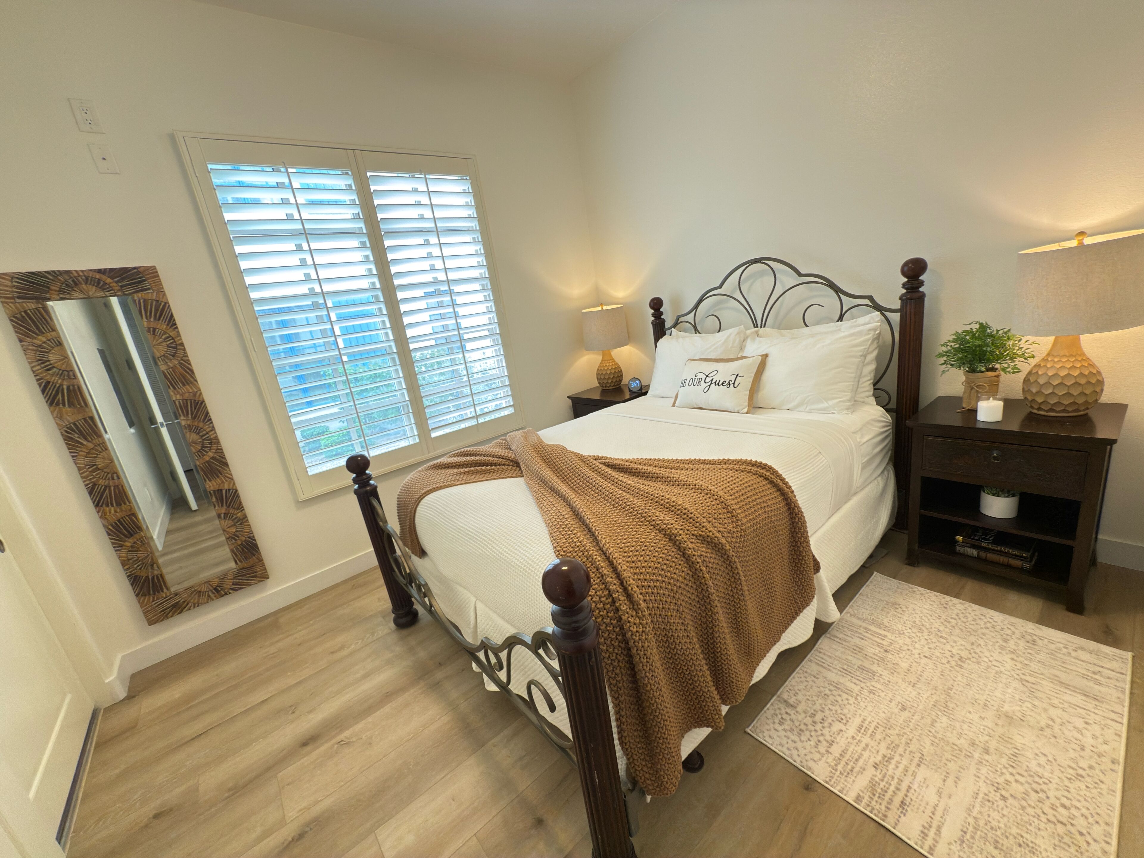 Middle bedroom set across from the main bathroom. 