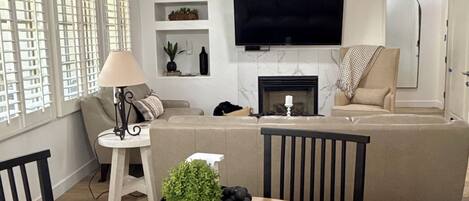 Una Smart TV, una chimenea, un reproductor de DVD, libros