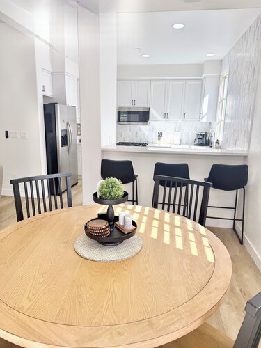 Beautifully renovated, family friendly, 3bd/3bth poolside, mountain views,