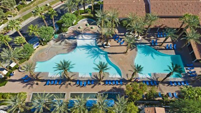 Spring is a fabulous time to head to La Quinta! Check out this 3bd/b villa!