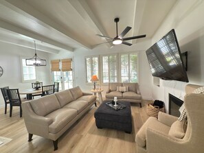 智能电视、壁炉、DVD 播放器、书