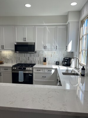 冰箱、微波炉、烤箱、炉灶