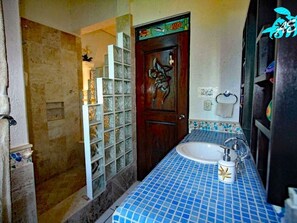 Ensemble douche/baignoire, articles de toilette écologiques