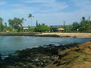 Playa en los alrededores, camastros y toallas de playa 