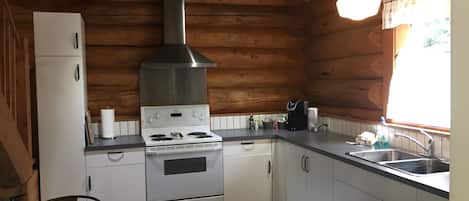 Full-size fridge, microwave, oven, stovetop