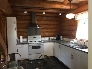 Full-sized fridge, microwave, oven, stovetop - Cabin1 - A beautiful log cabin in the heart of the Canadian Rocky Mountains (Nordegg)