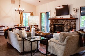 Älytelevisio, takka, kirjoja, tulostin