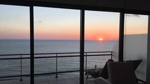 A balcony with a view of the sunset over the ocean, a railing, and a chair. - Stunning Oceanfront Pearl Tower Condo - Pool, Gym &  Sunsets - 3 beds/4baths (Mazatlán)