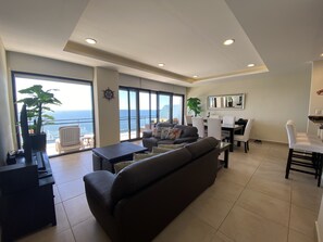 TV connectée, lecteur de DVD, livres, chaîne hi-fi