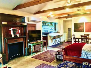 2 bedrooms, desk, iron/ironing board, free WiFi