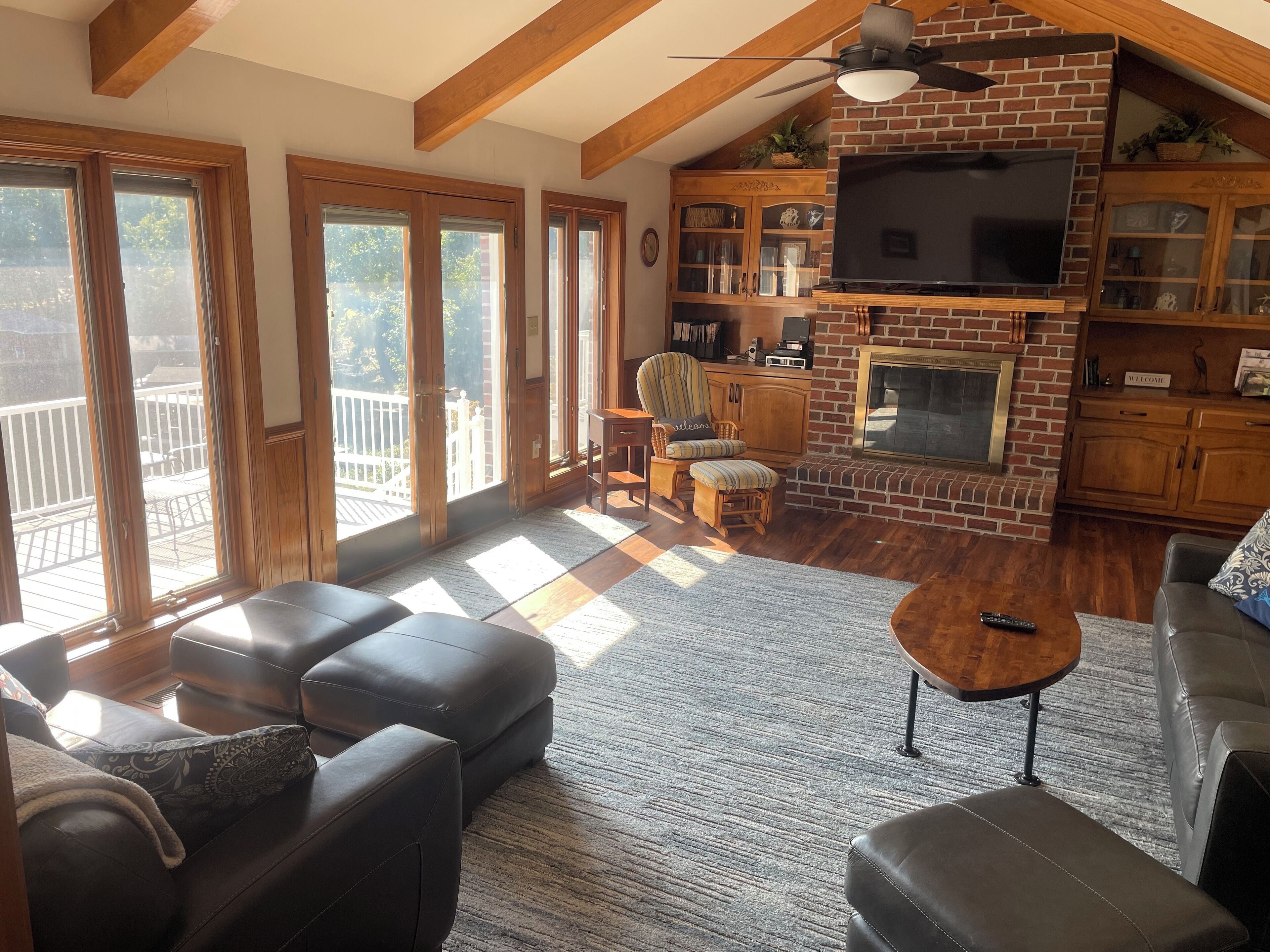 Una Smart TV, una chimenea, videojuegos, un reproductor de DVD