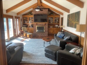 Una Smart TV, una chimenea, videojuegos, un reproductor de DVD