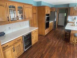 Fridge, microwave, oven, stovetop - 3,500 sq ft MAIN LAKE - deep water, boat house, hot tub & beach! (Henrico)