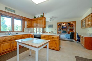 Réfrigérateur, four à micro-ondes, un four, surface de cuisson