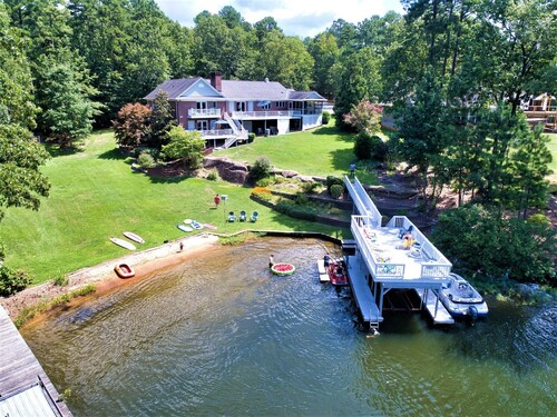 3,500 sq ft MAIN LAKE - deep water, boat house, hot tub & beach!