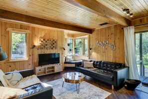 Smart-TV, Kamin, DVD-Player, Bücher