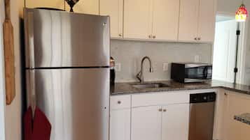 Refrigerador, microondas, horno y lavavajillas