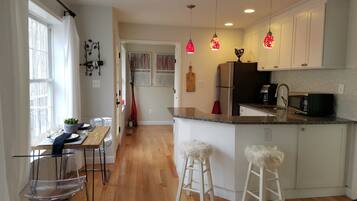 Réfrigérateur, micro-ondes, four, lave-vaisselle