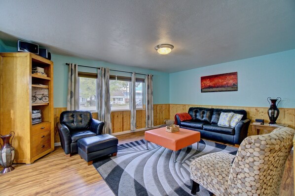 Smart-TV, Bücher, Videothek, Stereoanlage