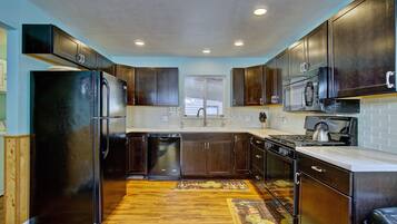 KylskÄp, mikrovÄgsugn, ugn och spishÀll