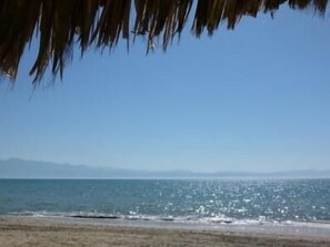 Sur la plage, chaise longue, serviettes de plage