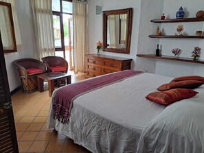 4 chambres, coffre-fort, bureau, fer et planche à repasser