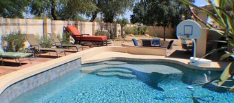 Gorgeous Glendale Home Sleeps 10 Pool, Hot Tub,