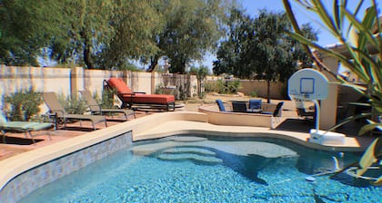 Gorgeous Glendale Home Sleeps 10 Pool, Hot Tub,