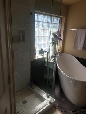 Hair dryer, towels, soap, toilet paper - Gorgeous Glendale Home Sleeps 10 Pool, Hot Tub, (Glendale)