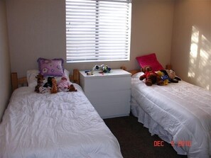 5 bedrooms, iron/ironing board, WiFi, bed sheets