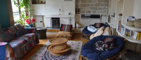 Fernseher, Kamin, Bücher, Musikbibliothek