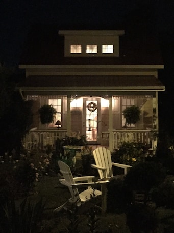 Exterior. walkable to downtown, lake tomahawk, swimming pool, tennis courts, golf course