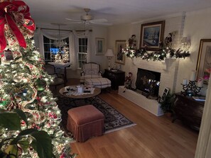 Interior - walkable to downtown, lake tomahawk, swimming pool, tennis courts, golf course (Black Mountain)