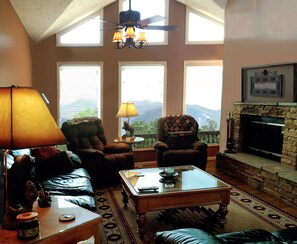 Smart TV, caminetto, lettore DVD, videoteca