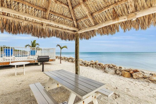 Outstanding Oceanfront Condo On The Beach With A Pool!! 