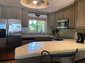 Réfrigérateur, four à micro-ondes, un four, surface de cuisson