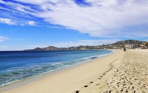 Sur la plage, chaise longue, serviettes de plage