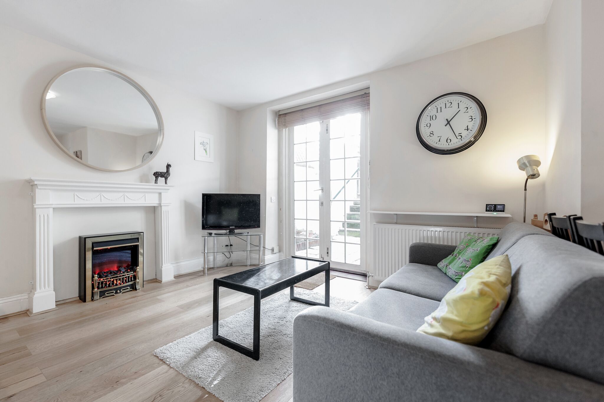 TV connectée, cheminée, livres