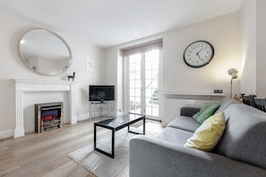 Een smart-tv, een open haard en boeken